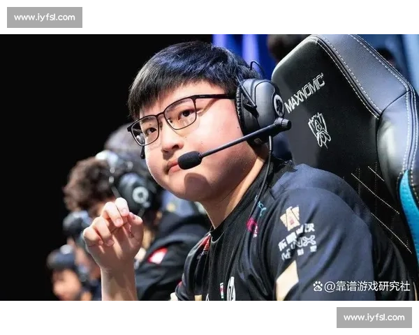 LOL选手赛场上的“小动作”，被网友捕捉到，太可爱了！